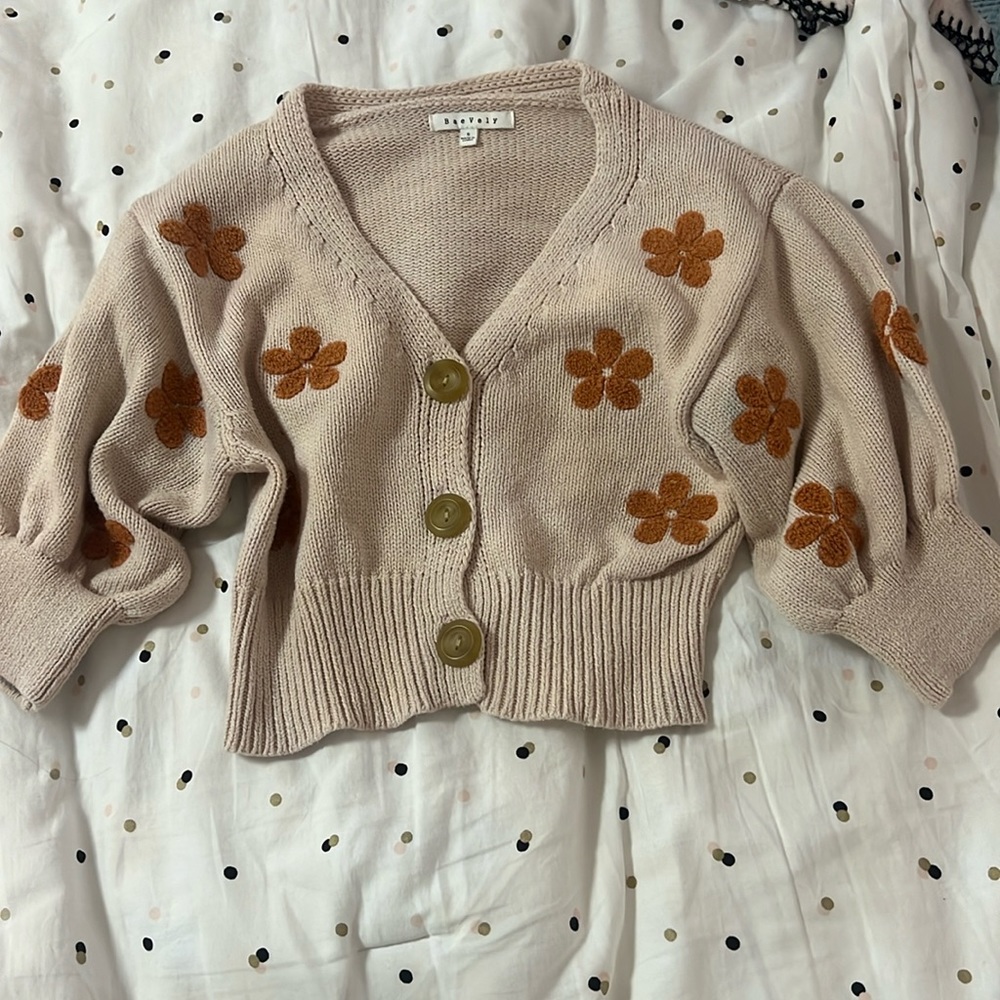 Tan knit sweater W/ burnt orange knit flowers